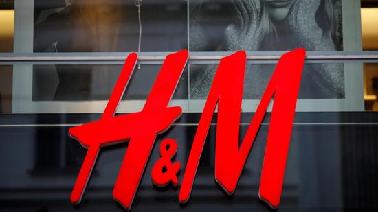 Južna Afrika: H&M zatvara filijale zbog velikih protesta nakon fatalne fotografije sa tamnoputim dječakom